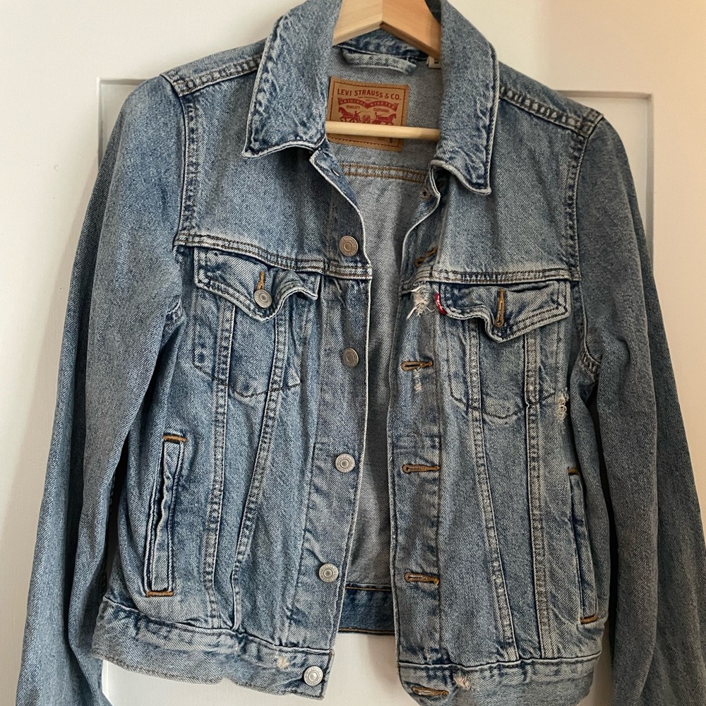 Women’s light wash distressed Levi’s jacket